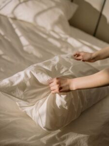 Mani femminili su un cuscino poggiato sul letto