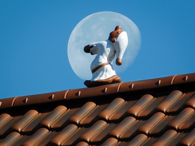 Statuetta di uomo sonnambulo che cammina sul tetto di una casa