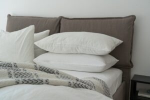 Particolare di un letto con quattro cuscini